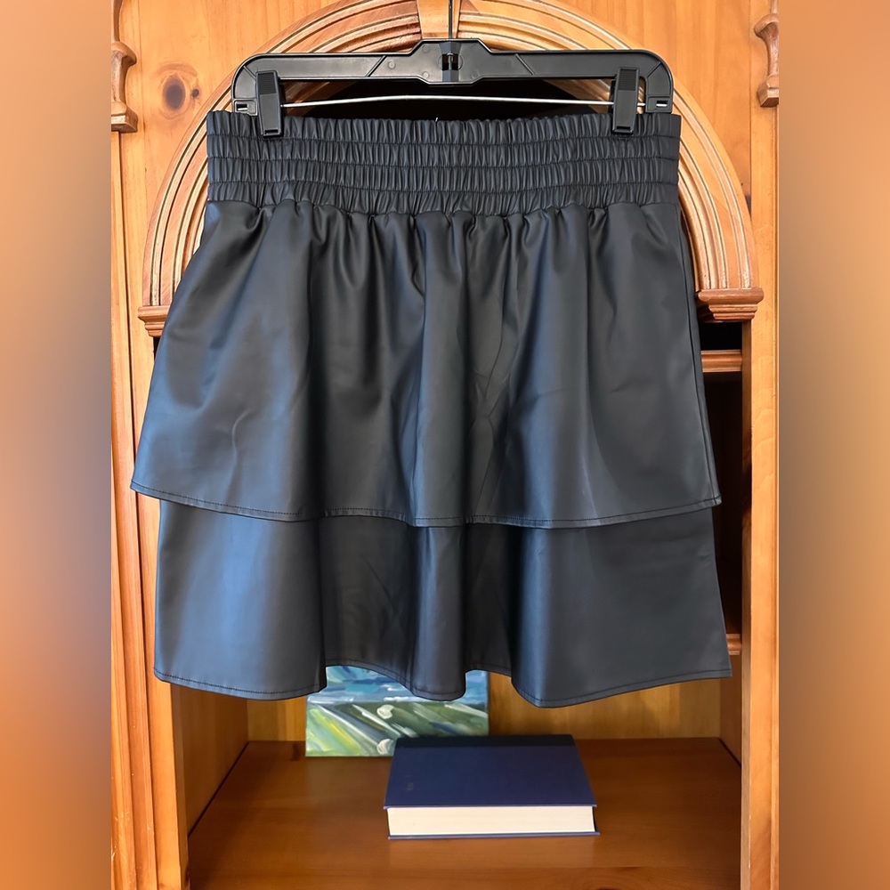 NWOT Faux leather skirt size large THML